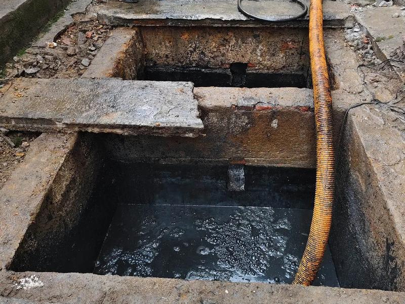 回龙桥清理化粪池